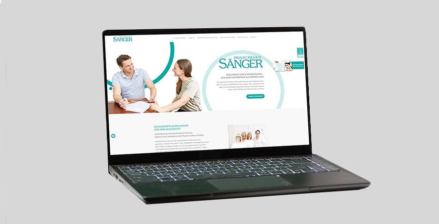 Die Website eines Arztes wird auf dem Bildschirm eines Laptops angezeigt.