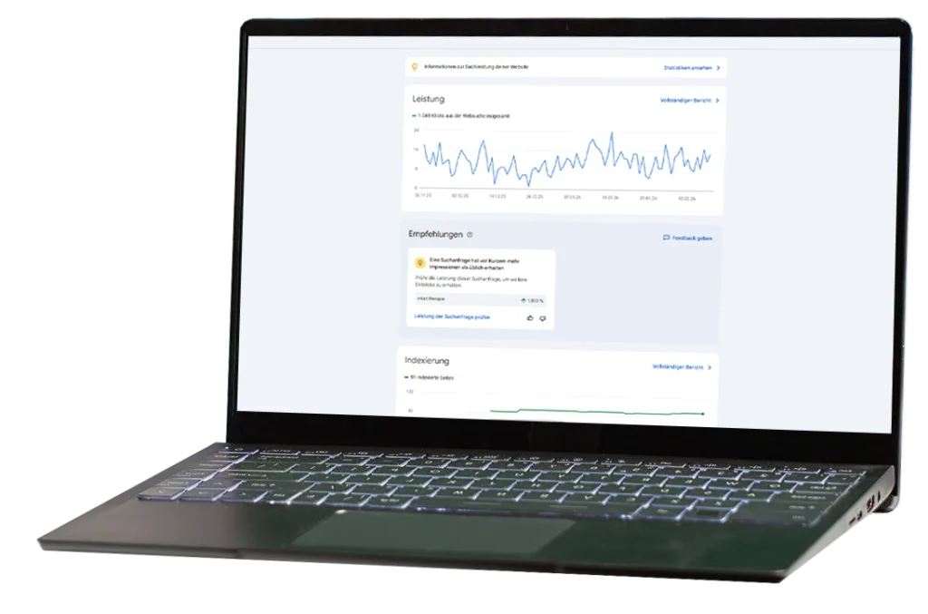 Auf dem Laptop ist die Leistung der Website in der Google Search Console zu sehen.
