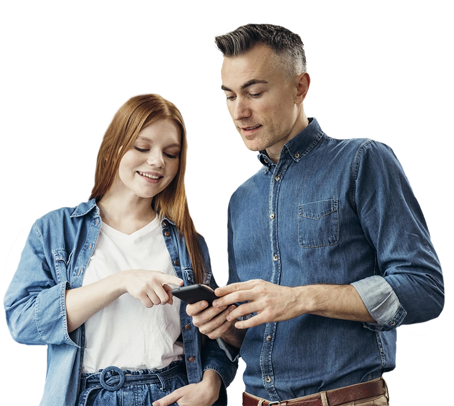 Ein Mann und eine Frau betrachten ein Smartphone, während sie auf etwas auf dem Bildschirm zeigt.