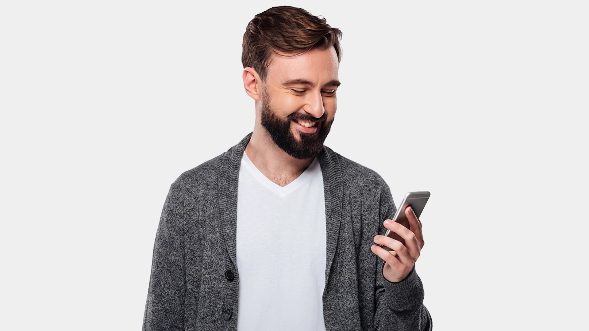 Ein Arzt schaut auf sein Smartphone und lächelt.